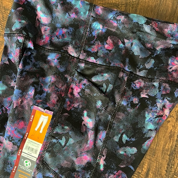 Avia Women's Active Performance
Legging Capri Pants Size S (4-6) Multi Color - Picture 6 of 12